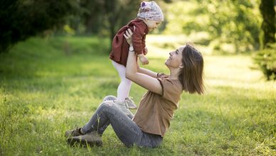 mama, beba, dete, roditelj, majka, roditeljstvo, vantelesna oplodnja, VTO, neplodnost, porodica, sreća, ljubav, igra, devojčica,